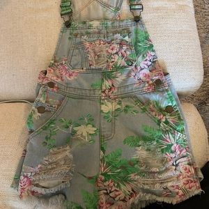 Hand painted denim overall shorts❤️